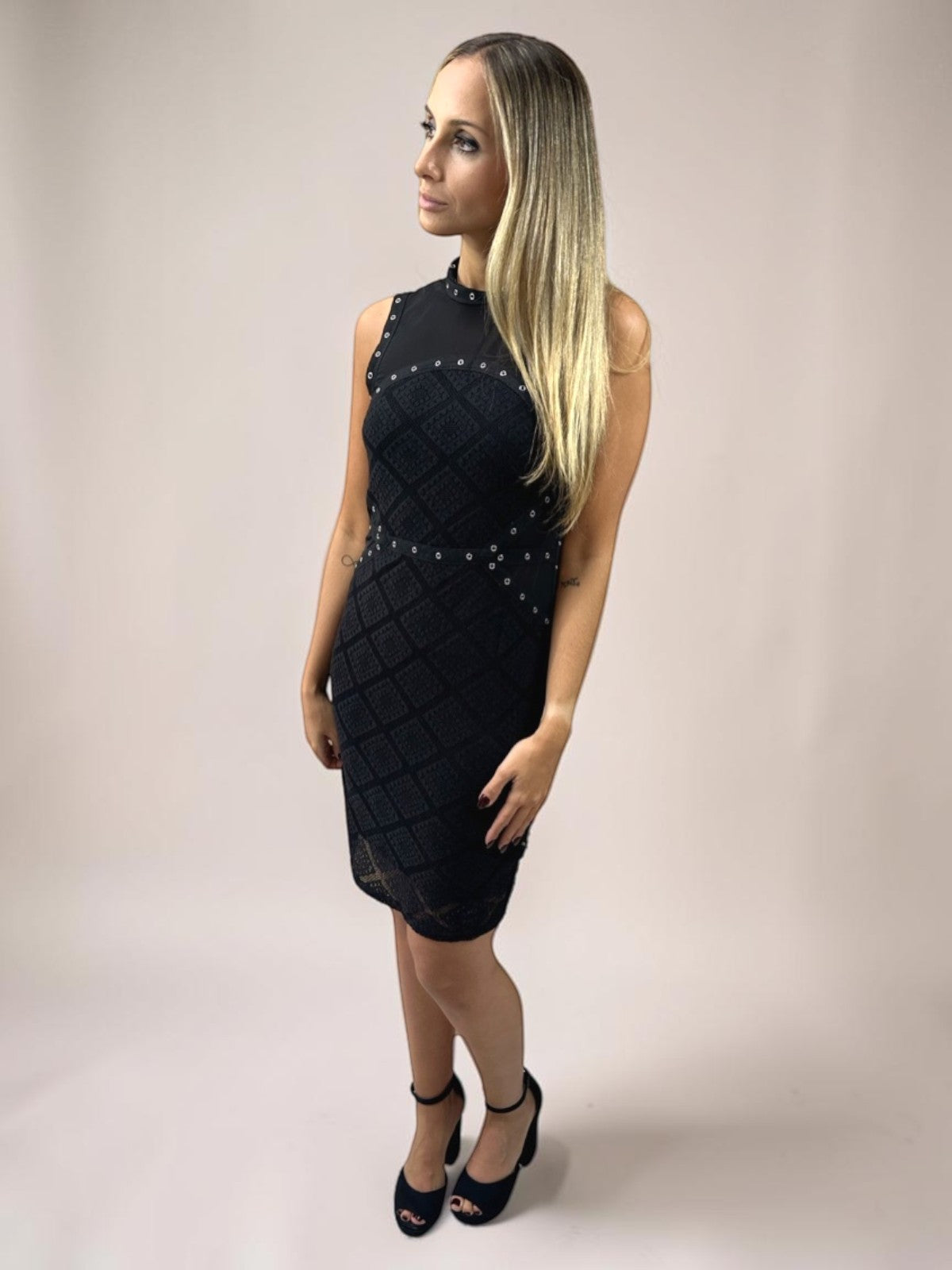 Vestido Liage Curto Festa Tacha Metal Prata Tule Transparencia Sem Manga Preto