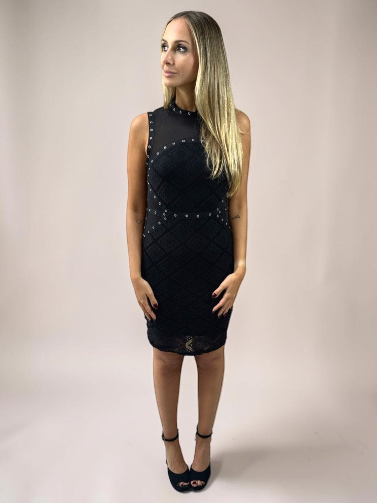 Vestido Liage Curto Festa Tacha Metal Prata Tule Transparencia Sem Manga Preto