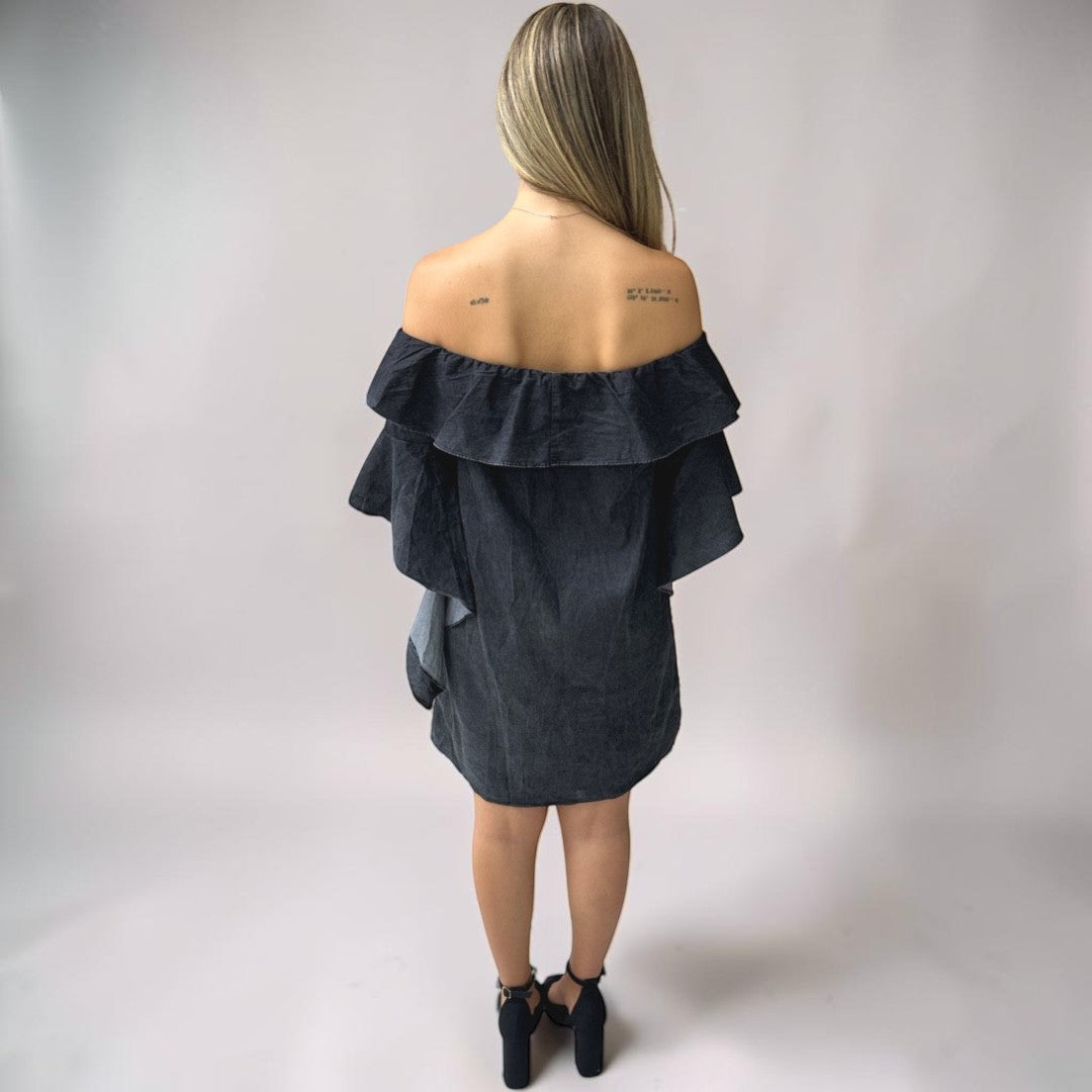 Vestido Liage Curto Jeans Denin Liso Babado Ombro a Ombro Ciganinha Azul Escuro