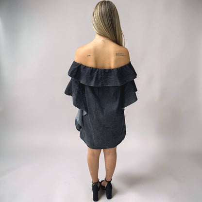 Vestido Liage Curto Jeans Denin Liso Babado Ombro a Ombro Ciganinha Azul Escuro