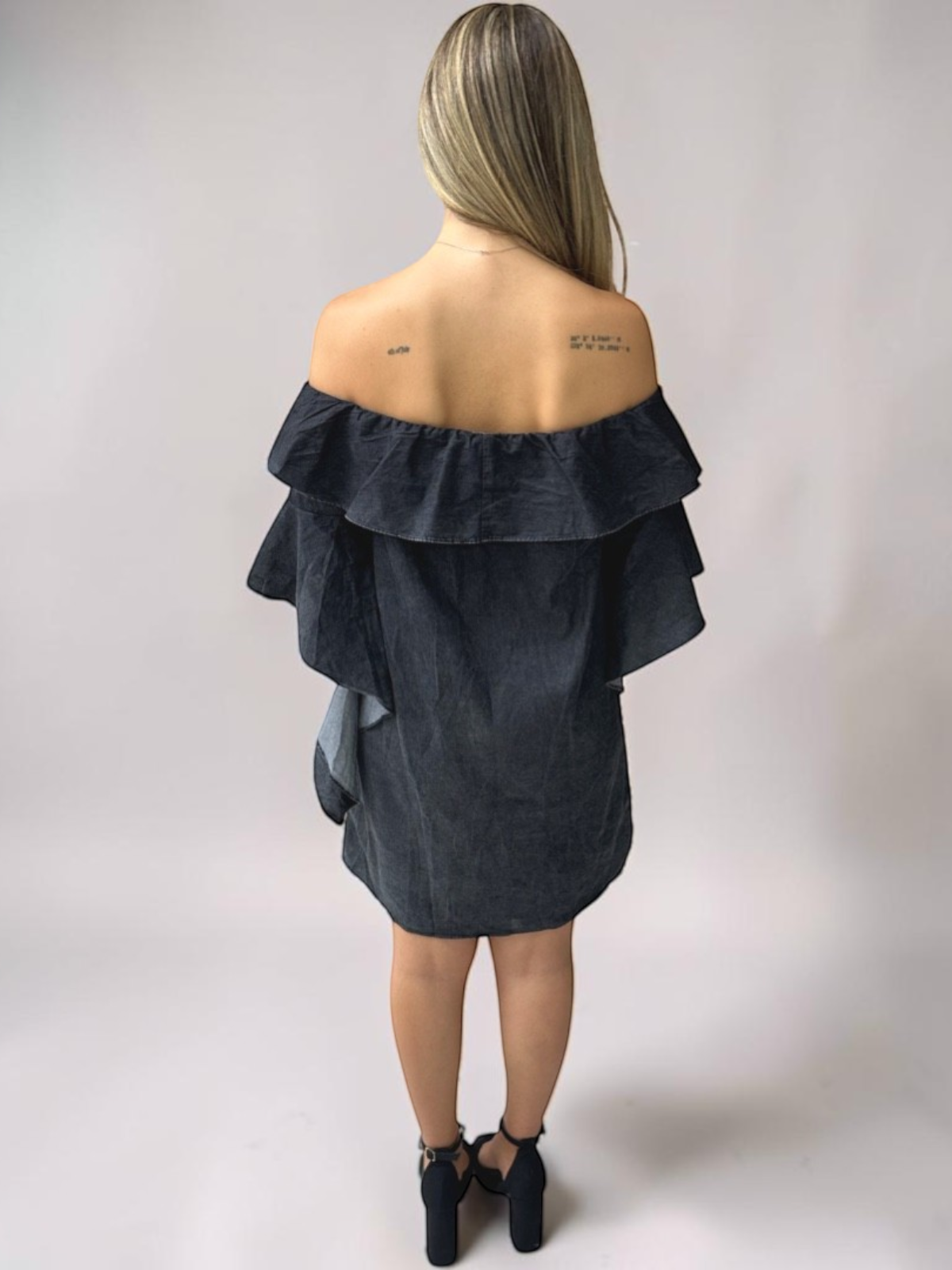 Vestido Liage Curto Jeans Denin Liso Babado Ombro a Ombro Ciganinha Azul Escuro