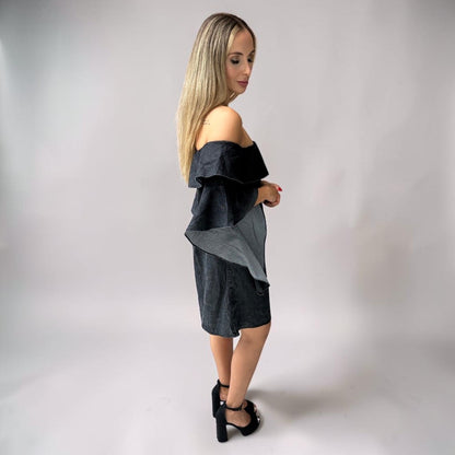 Vestido Liage Curto Jeans Denin Liso Babado Ombro a Ombro Ciganinha Azul Escuro