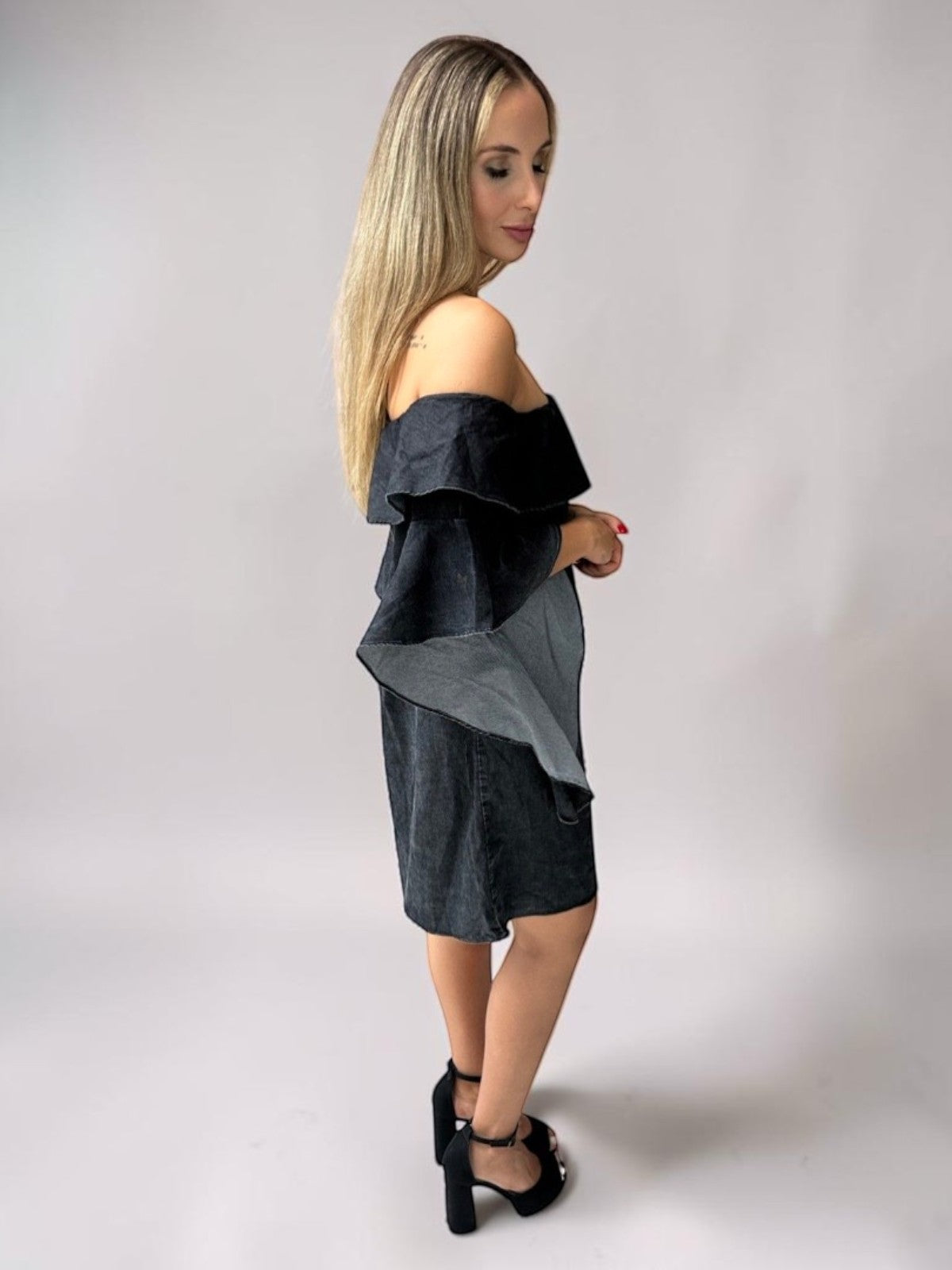 Vestido Liage Curto Jeans Denin Liso Babado Ombro a Ombro Ciganinha Azul Escuro