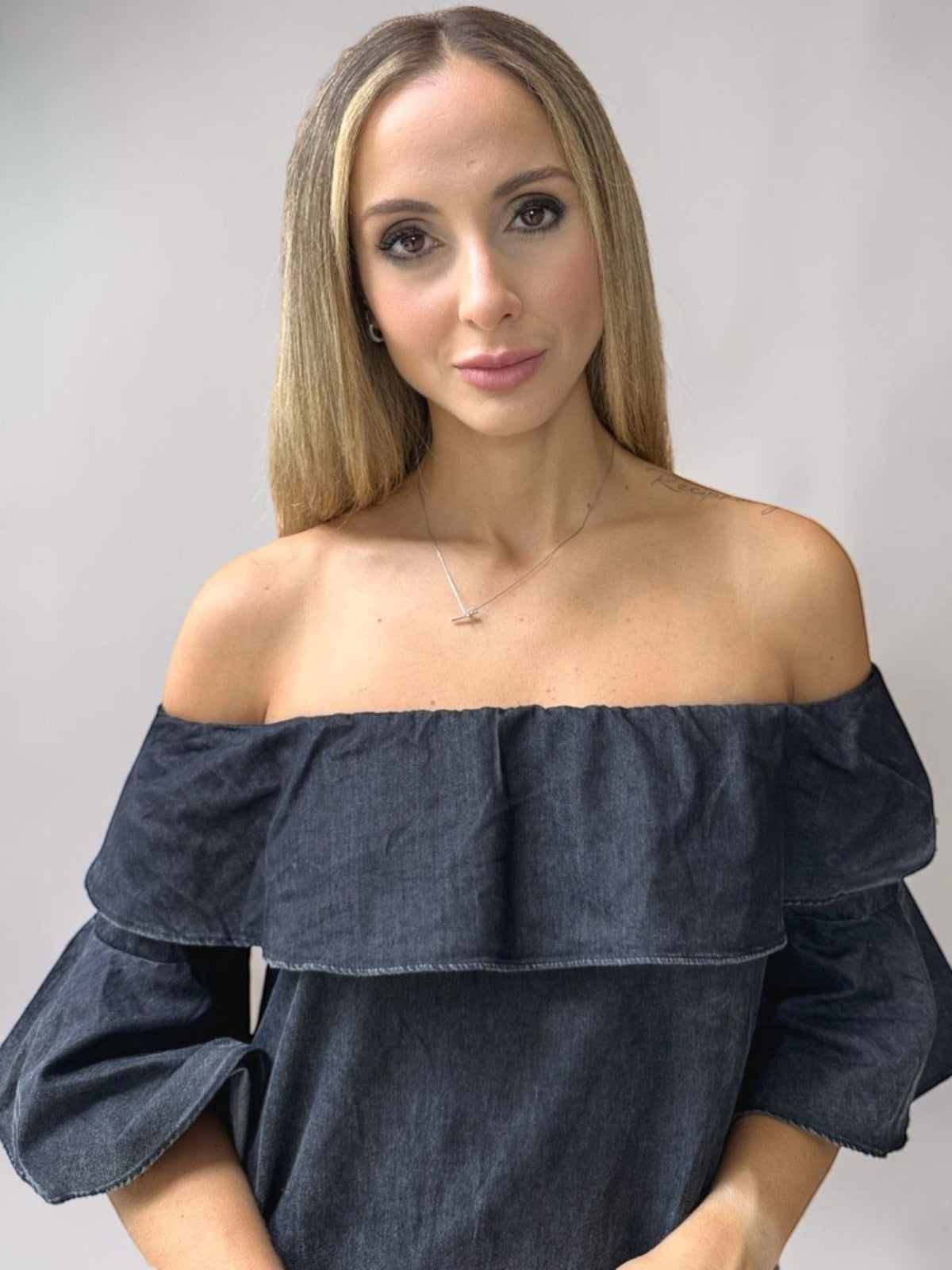 Vestido Liage Curto Jeans Denin Liso Babado Ombro a Ombro Ciganinha Azul Escuro