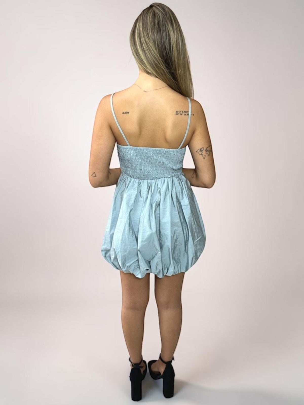 Vestido Liage Curto Brilho Liso Balone Alça Alcinha Metalizado Prata Cinza