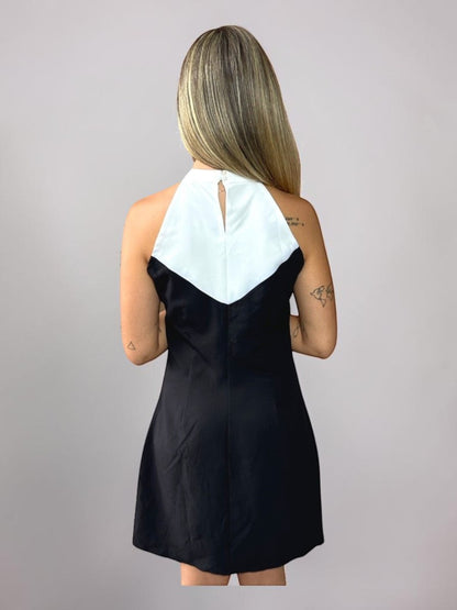 Vestido Liage Curto Liso Sem Manga Decote Canoa Chocker Off White Preto