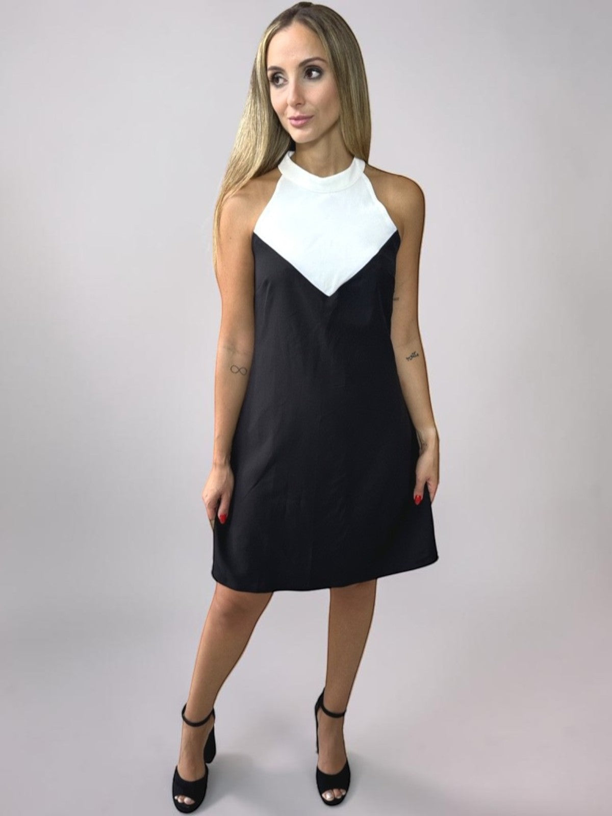 Vestido Liage Curto Liso Sem Manga Decote Canoa Chocker Off White Preto