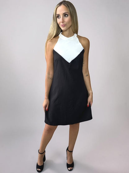 Vestido Liage Curto Liso Sem Manga Decote Canoa Chocker Off White Preto