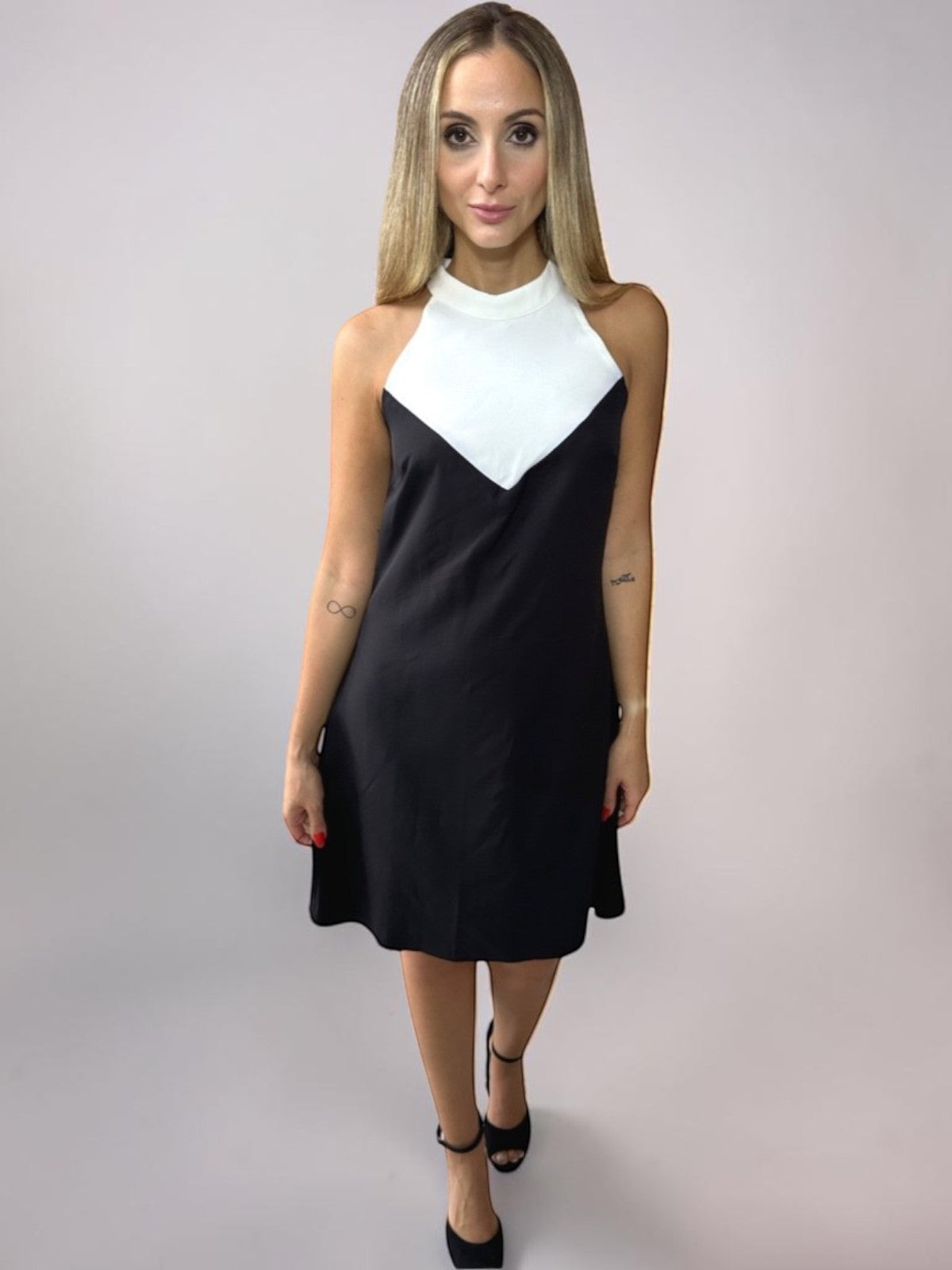 Vestido Liage Curto Liso Sem Manga Decote Canoa Chocker Off White Preto