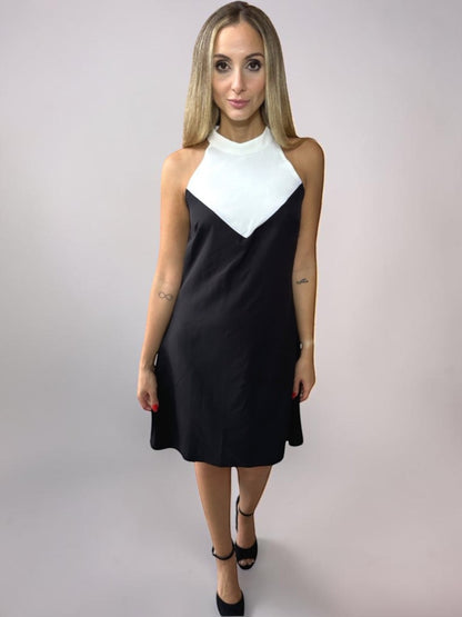 Vestido Liage Curto Liso Sem Manga Decote Canoa Chocker Off White Preto