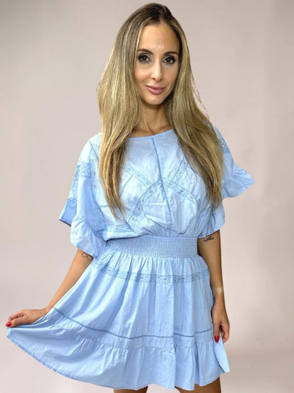 Vestido Liage Liso Manga Curta Linho Bordado Rodado Decote Canoa Azul Claro