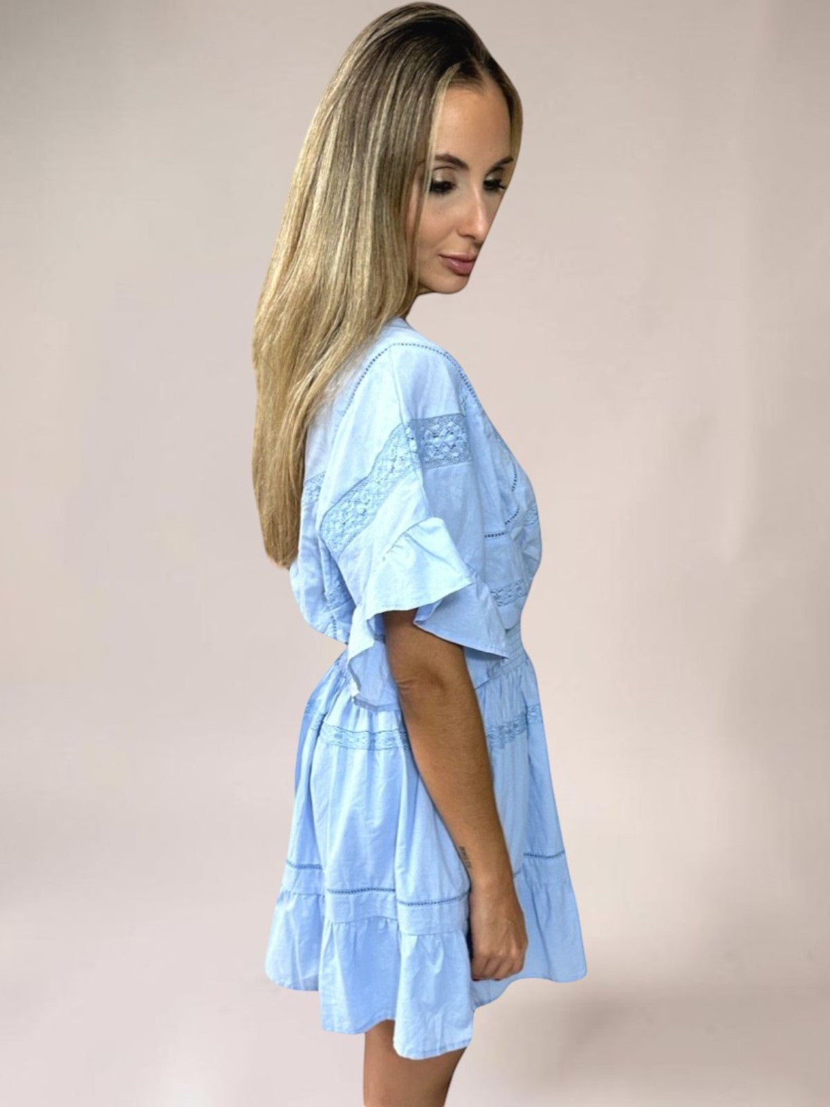 Vestido Liage Liso Manga Curta Linho Bordado Rodado Decote Canoa Azul Claro