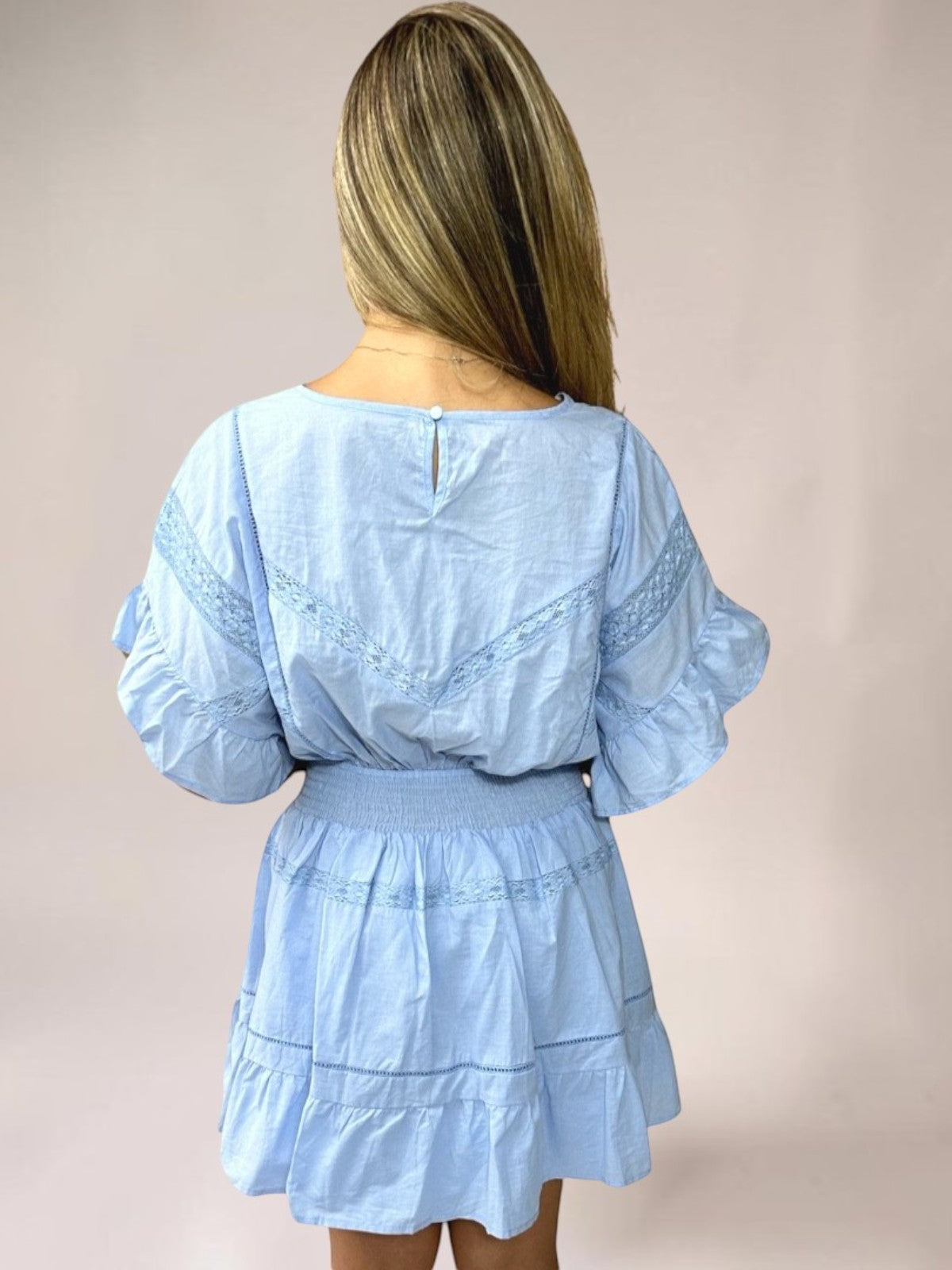 Vestido Liage Liso Manga Curta Linho Bordado Rodado Decote Canoa Azul Claro