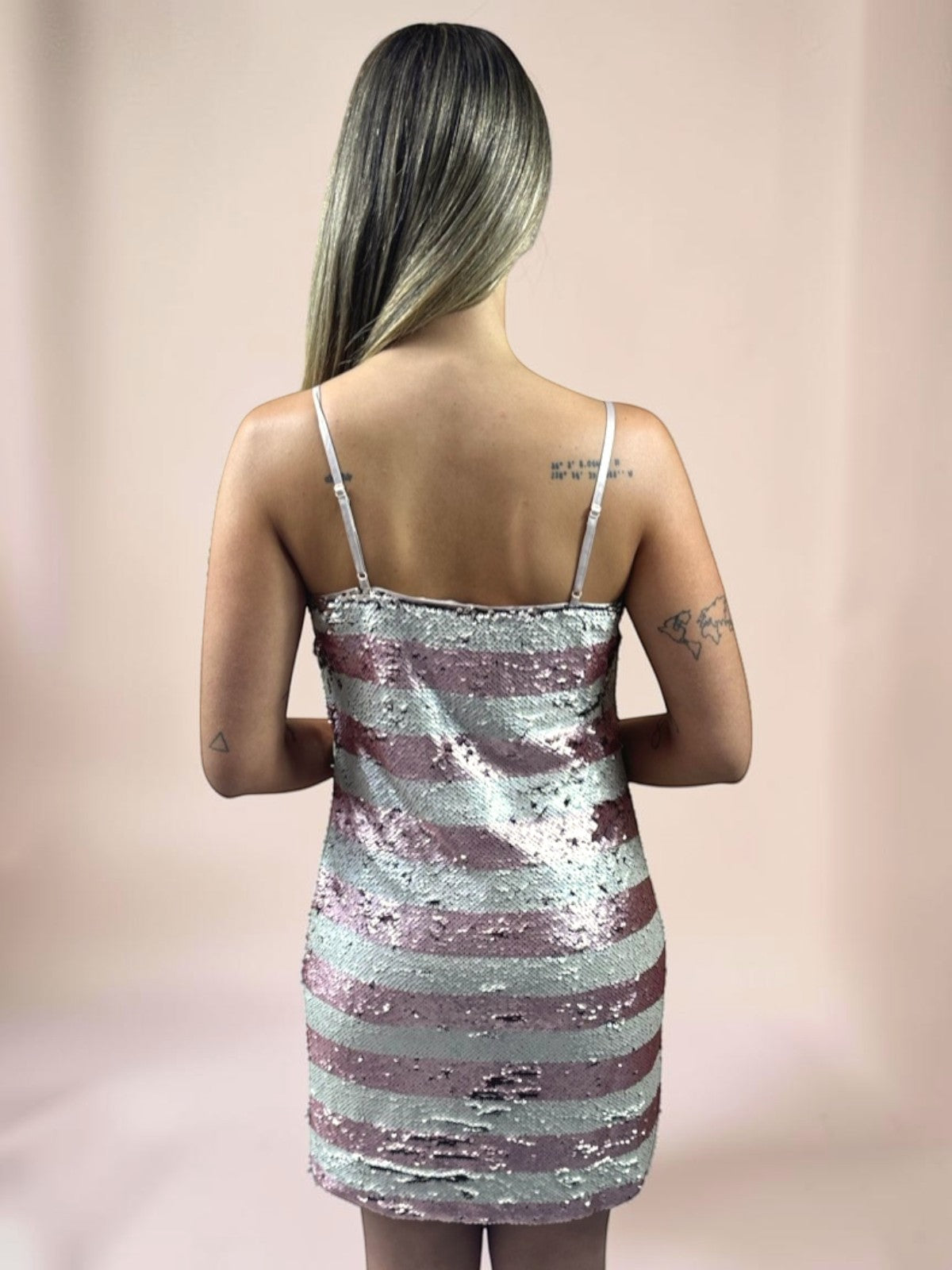 Vestido Liage Curto Bordado Festa Paete Brilho Brilhante Listrado Alcinha Alça Rosa Off-white Branco