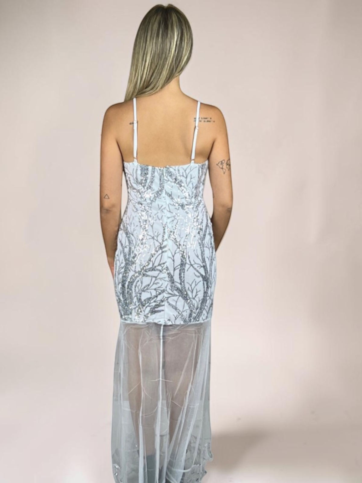 Vestido Liage Longo Festa Bordado Paete Tule Alça Alcinha Regulavél Transparencia Prata e Branco Off-White