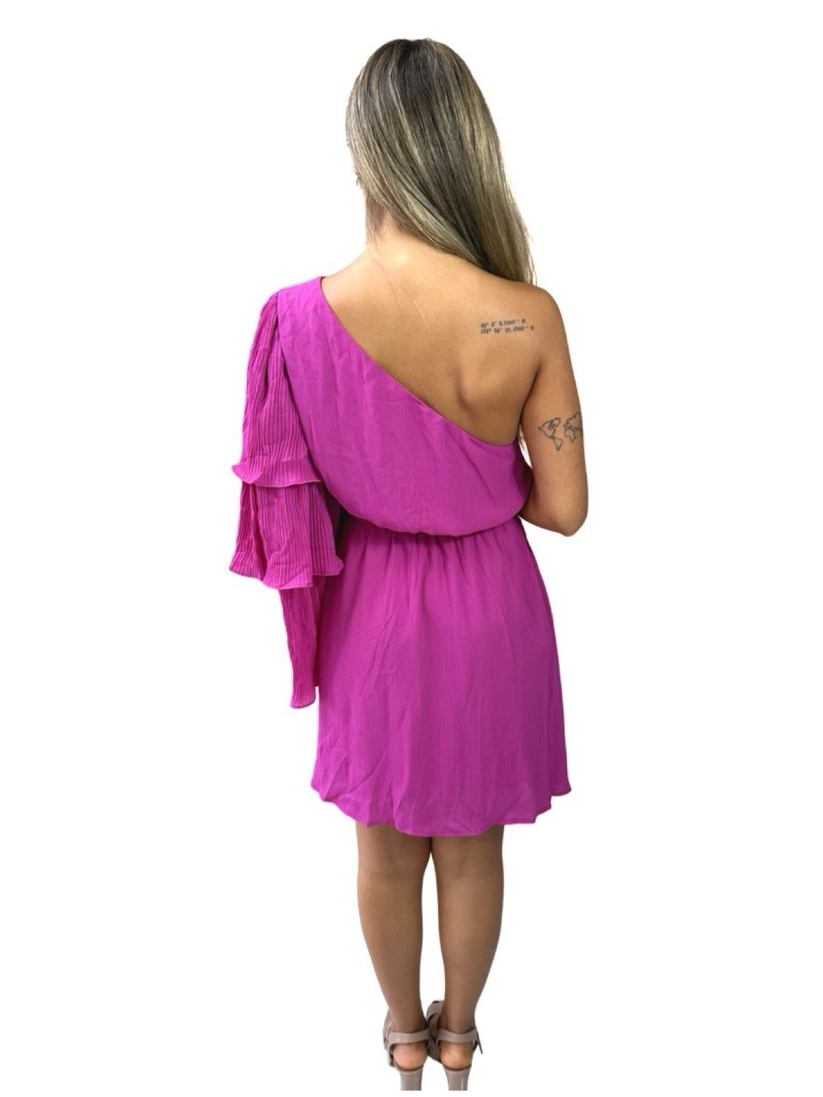 Vestido Liage Curto Liso Festa Plissado Babado Um ombro Rosa Choque Pink