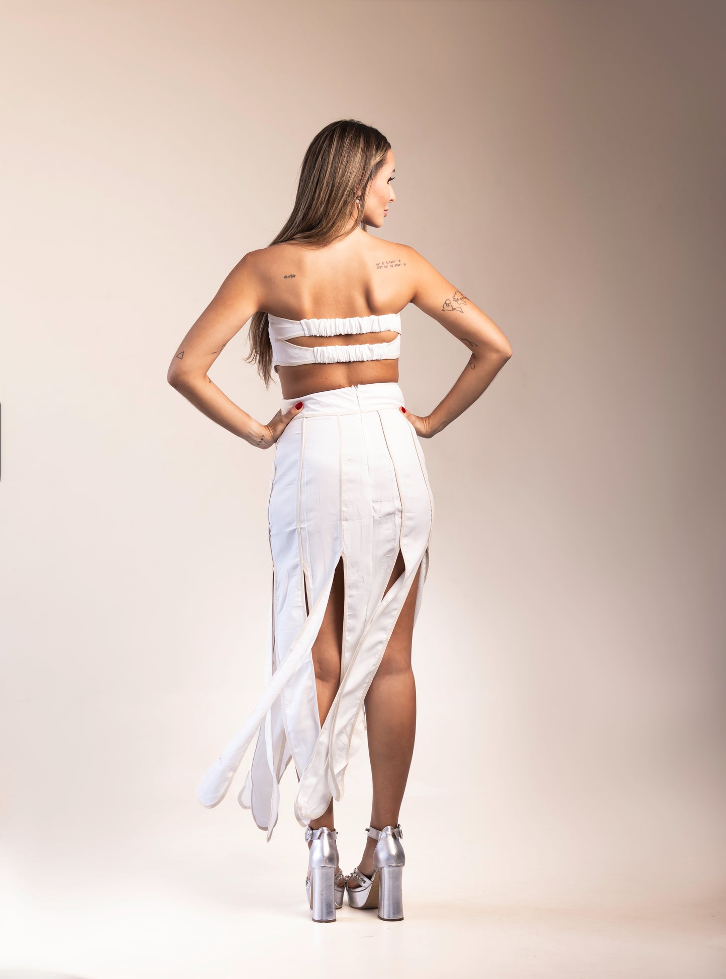 Conjunto Liage Saia Longa Recorte e Blusa Cropped Tomara Que Caia Branco Off White