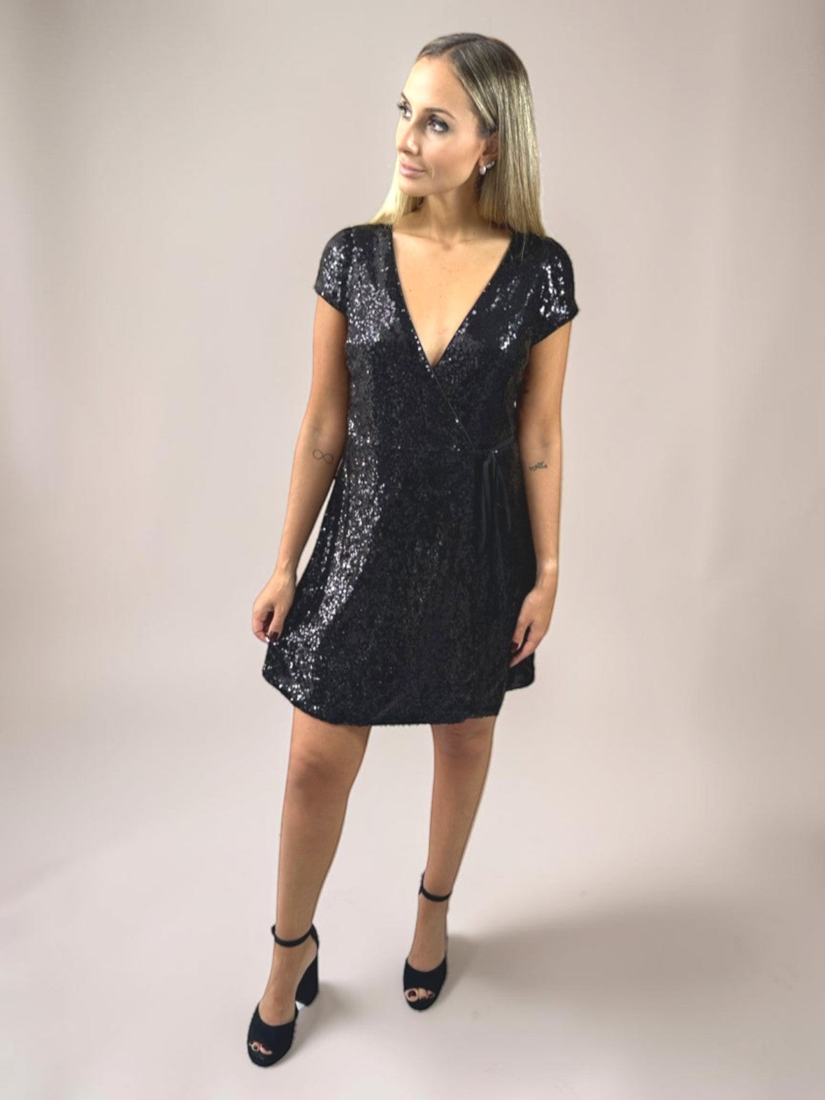Vestido Liage Curto Festa Bordado Paetê Manga Curta Transpassado Brilho Manga Curta Preto
