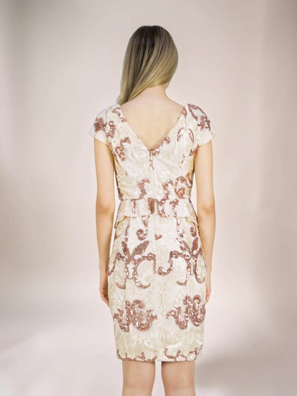 Vestido Liage Curto Festa Bordado Babado Paete Peplum Manga Curta Decote V Nude e Bronze / Rosê