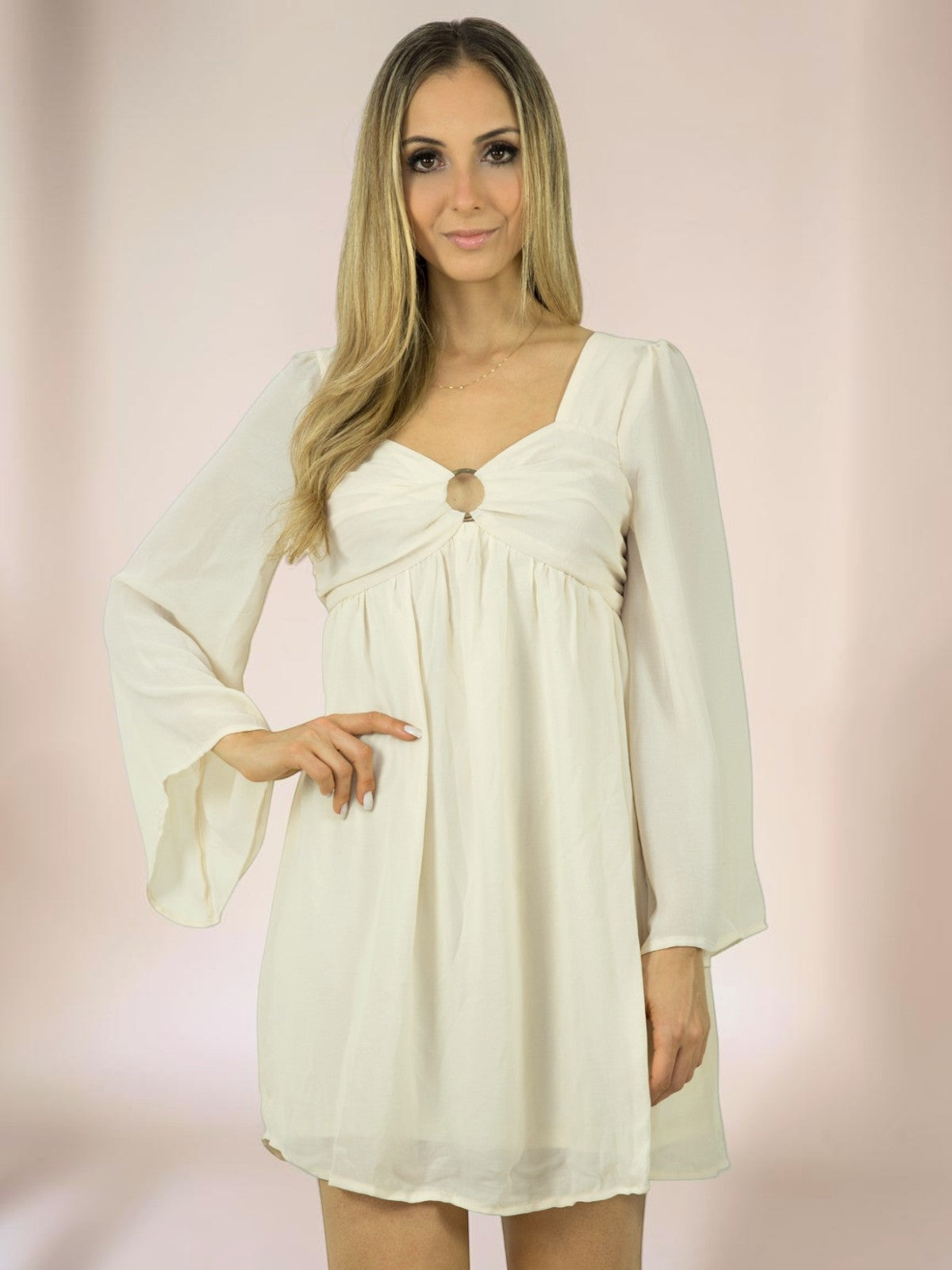 Vestido Liage Curto Liso Manga Comprida transparencia Boca Larga Detalhe Argola Metal Nude / Off-White