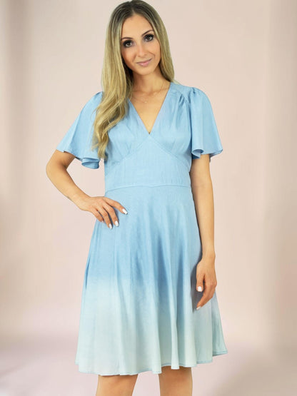 Vestido Liage Curto Liso Manga Curta Babado Decote V Tye Dye Denim Azul Claro Jeans / Off-White