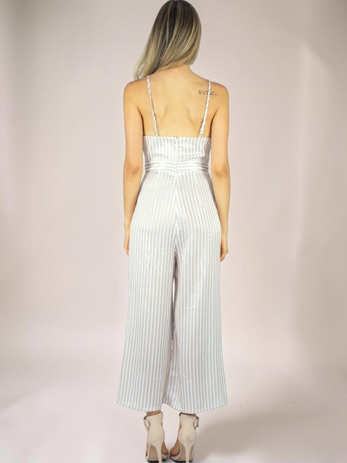Macacão Liage Listrado Pantacourt Alça Alcinha Laço Brilho Listras Off-White Dourado Nude Bege Branco