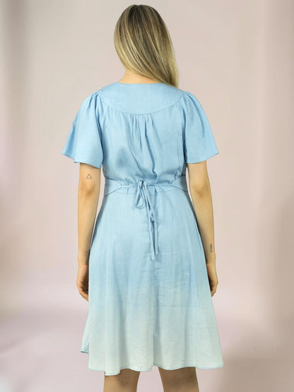 Vestido Liage Curto Liso Manga Curta Babado Decote V Tye Dye Denim Azul Claro Jeans / Off-White