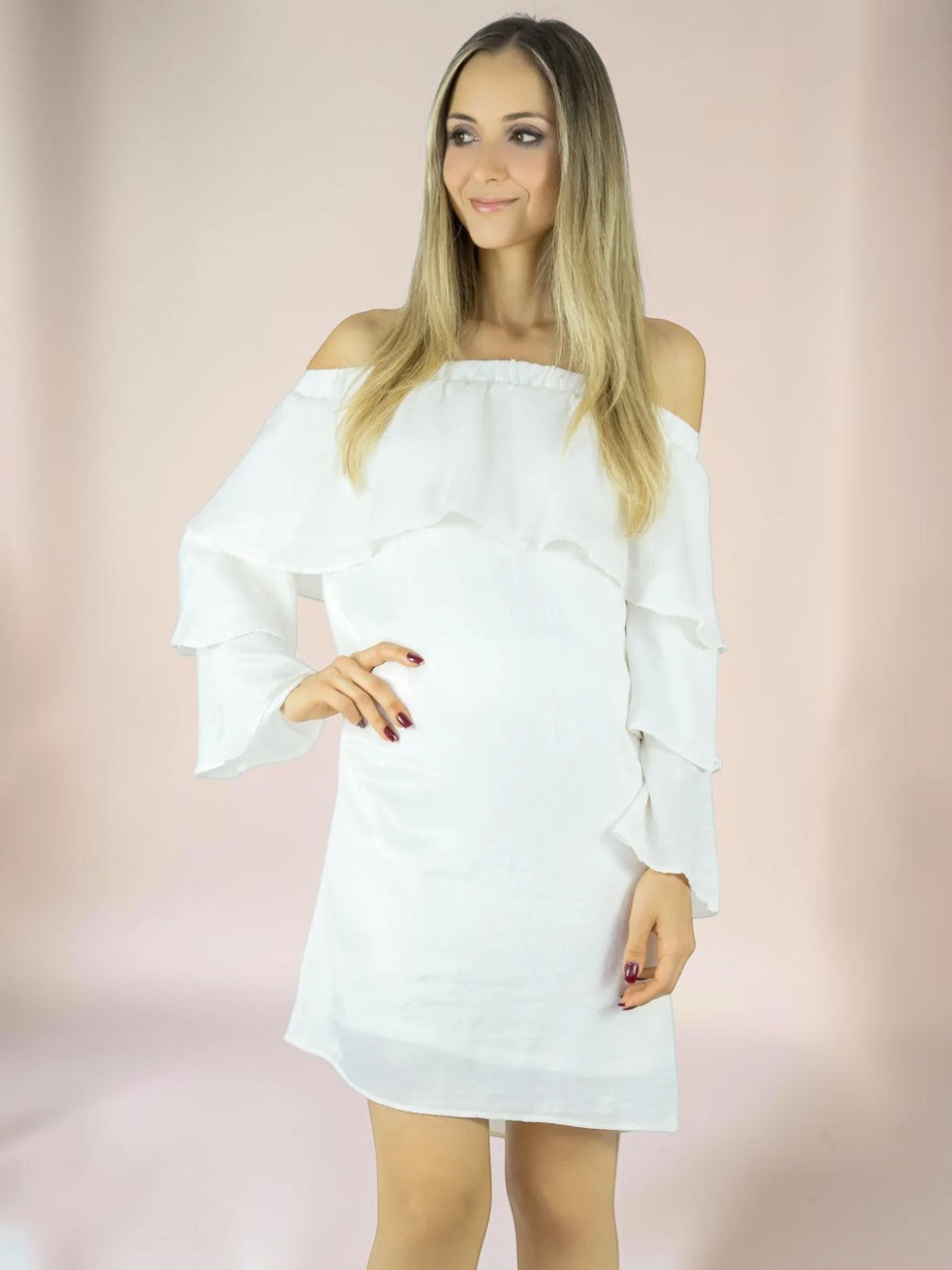 Vestido Liage Curto Liso Cetim Brilho Babado Ombro a Ombro Manga Comprida Branco Off-White
