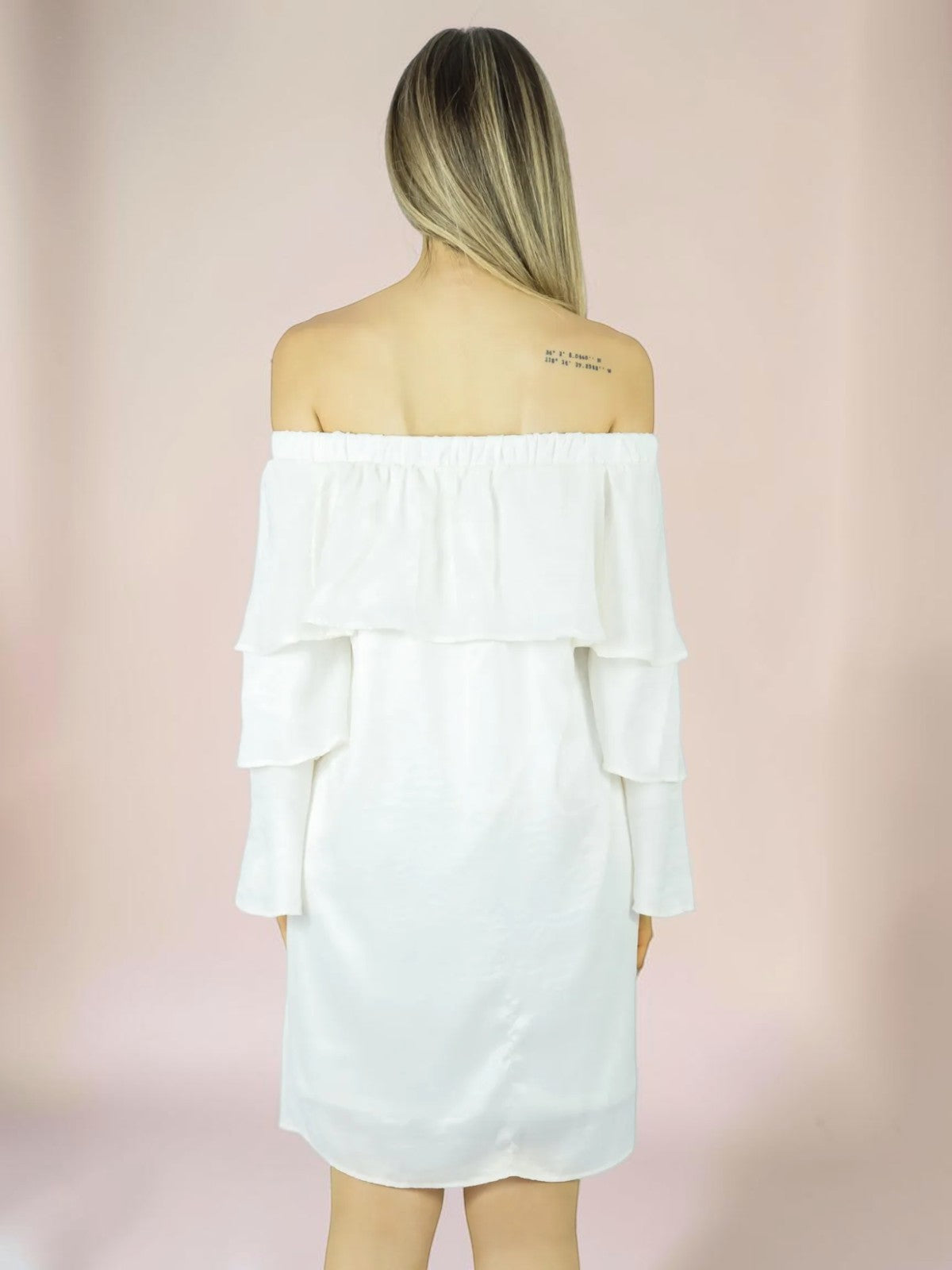 Vestido Liage Curto Liso Cetim Brilho Babado Ombro a Ombro Manga Comprida Branco Off-White