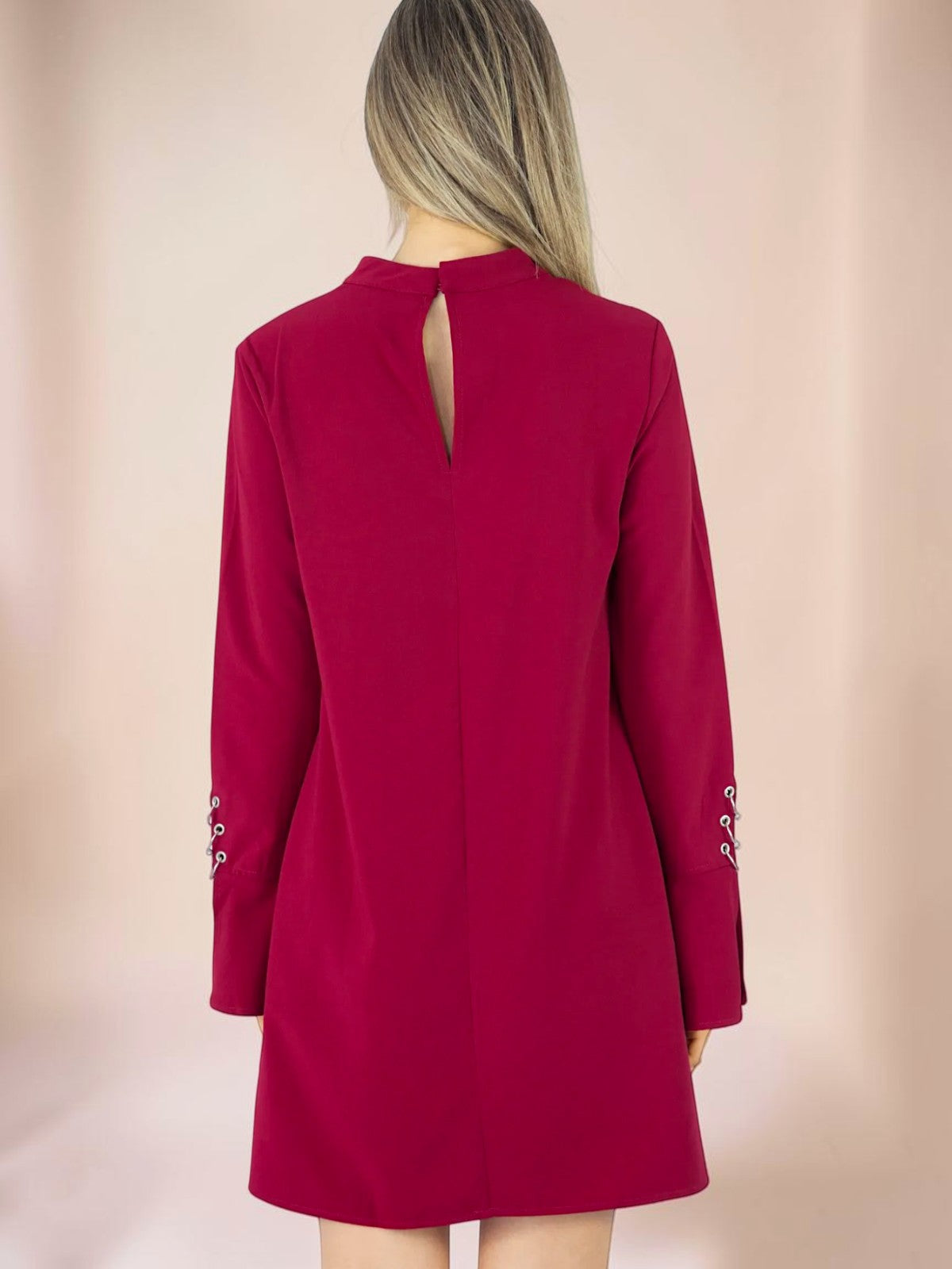 Vestido Liage Curto Liso Manga Comprida Detalhe Metal Prata Decote V Chocker Vinho Bordô