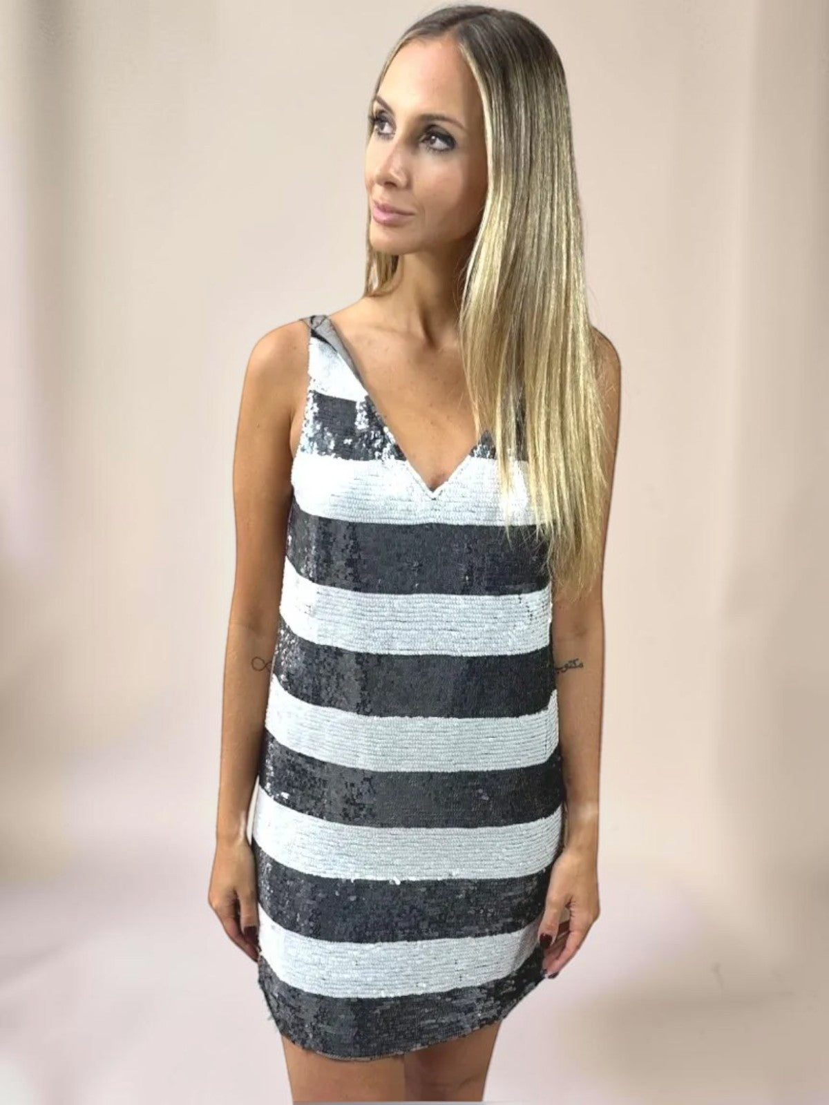 Vestido Liage Curto Festa Bordado Paete Listra Sem Manga Decote V Prata Cinza Off White Branco
