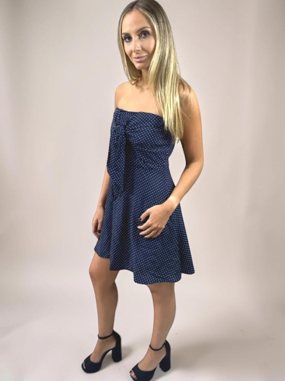 Vestido Liage Curto Estampado Bolinha Poá Tomara que Caia Laço Nó Branco Off White e Azul Marinho Escuro