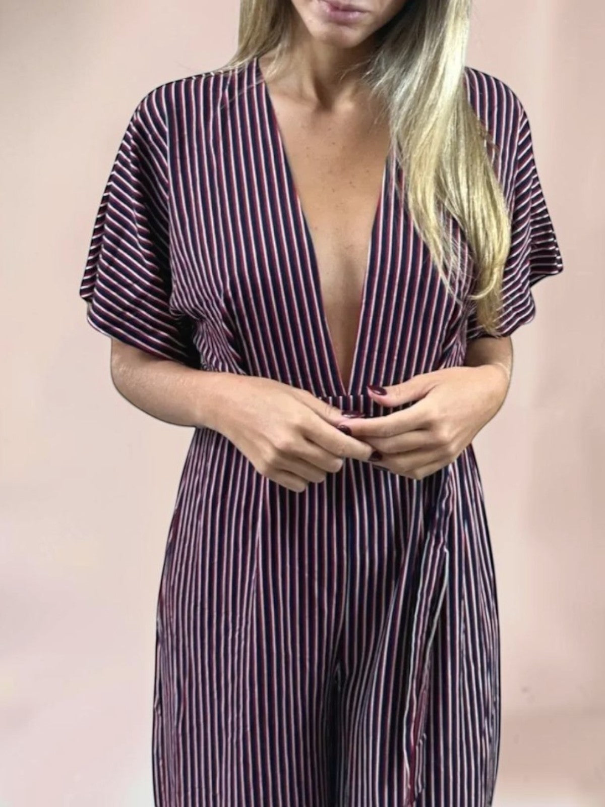 Macacão Liage Listrado Manga Curta Cinto Faixa Decote V Kimono Listras Finas Azul Marinho Branco Vermelho