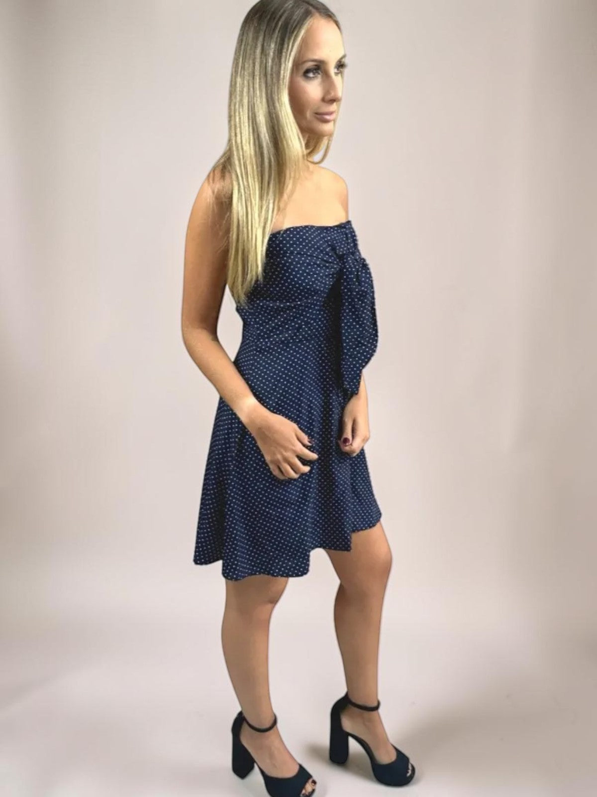 Vestido Liage Curto Estampado Bolinha Poá Tomara que Caia Laço Nó Branco Off White e Azul Marinho Escuro