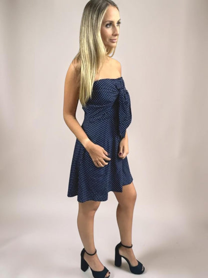 Vestido Liage Curto Estampado Bolinha Poá Tomara que Caia Laço Nó Branco Off White e Azul Marinho Escuro