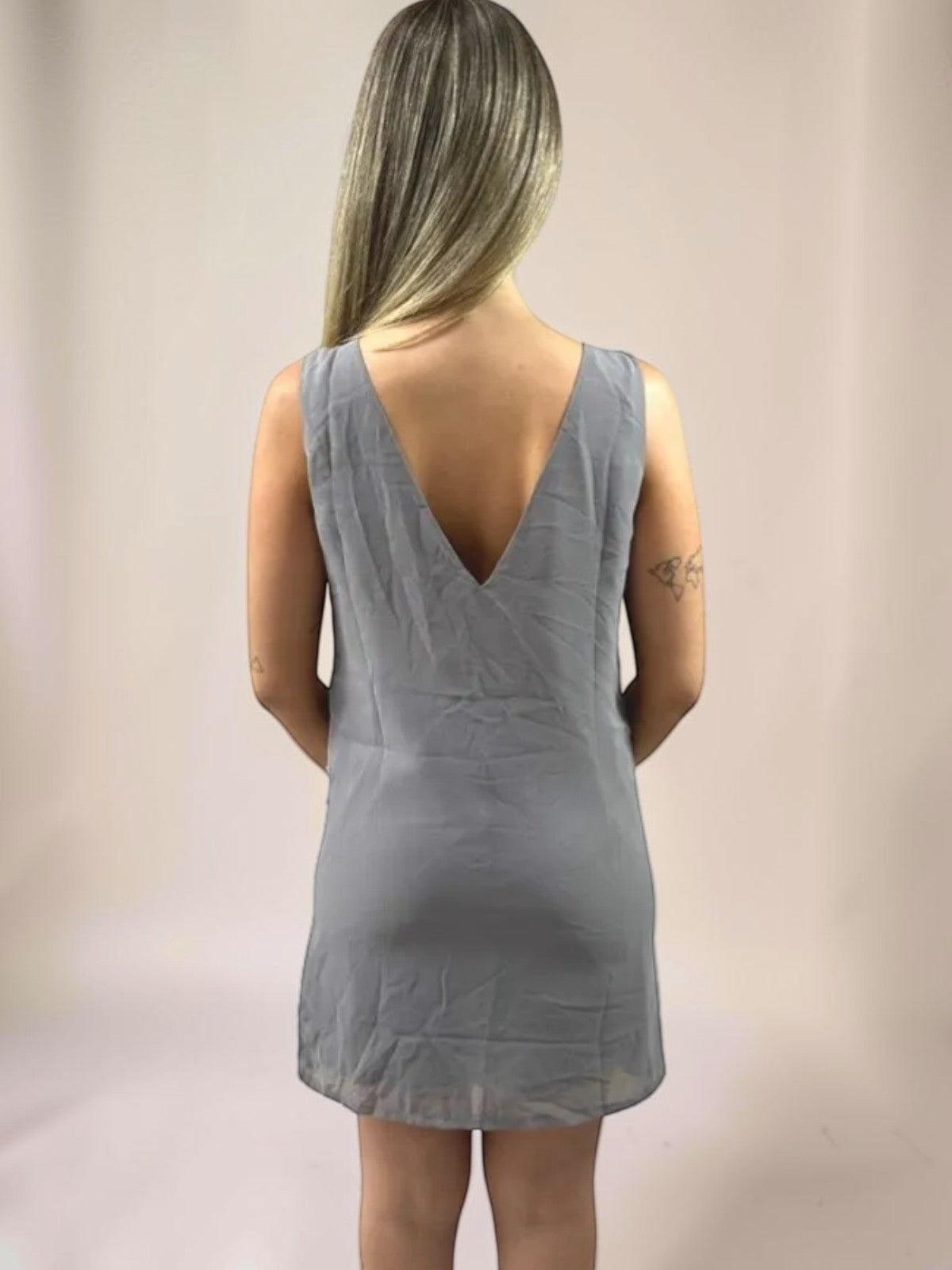 Vestido Liage Curto Festa Bordado Paete Listra Sem Manga Decote V Prata Cinza Off White Branco