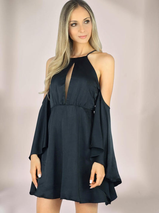 Vestido Liage Curto Liso Manga Comprida Boca Larga Brilho Cetim Ombros Abertos Preto