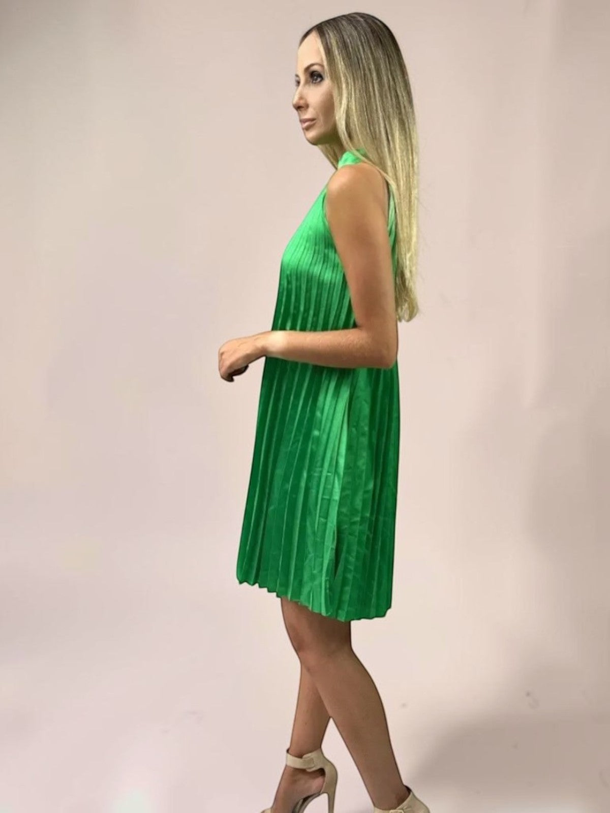 Vestido Liage Curto Liso Plissado Festa Brilho Cetim Sem Manga Verde Esmeralda Escuro