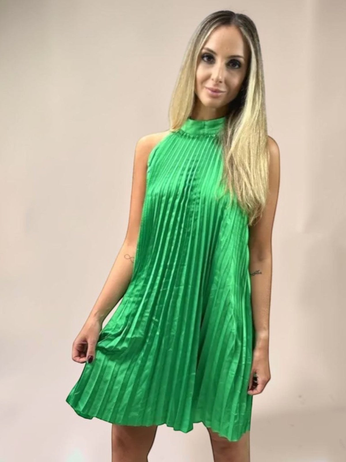 Vestido Liage Curto Liso Plissado Festa Brilho Cetim Sem Manga Verde Esmeralda Escuro