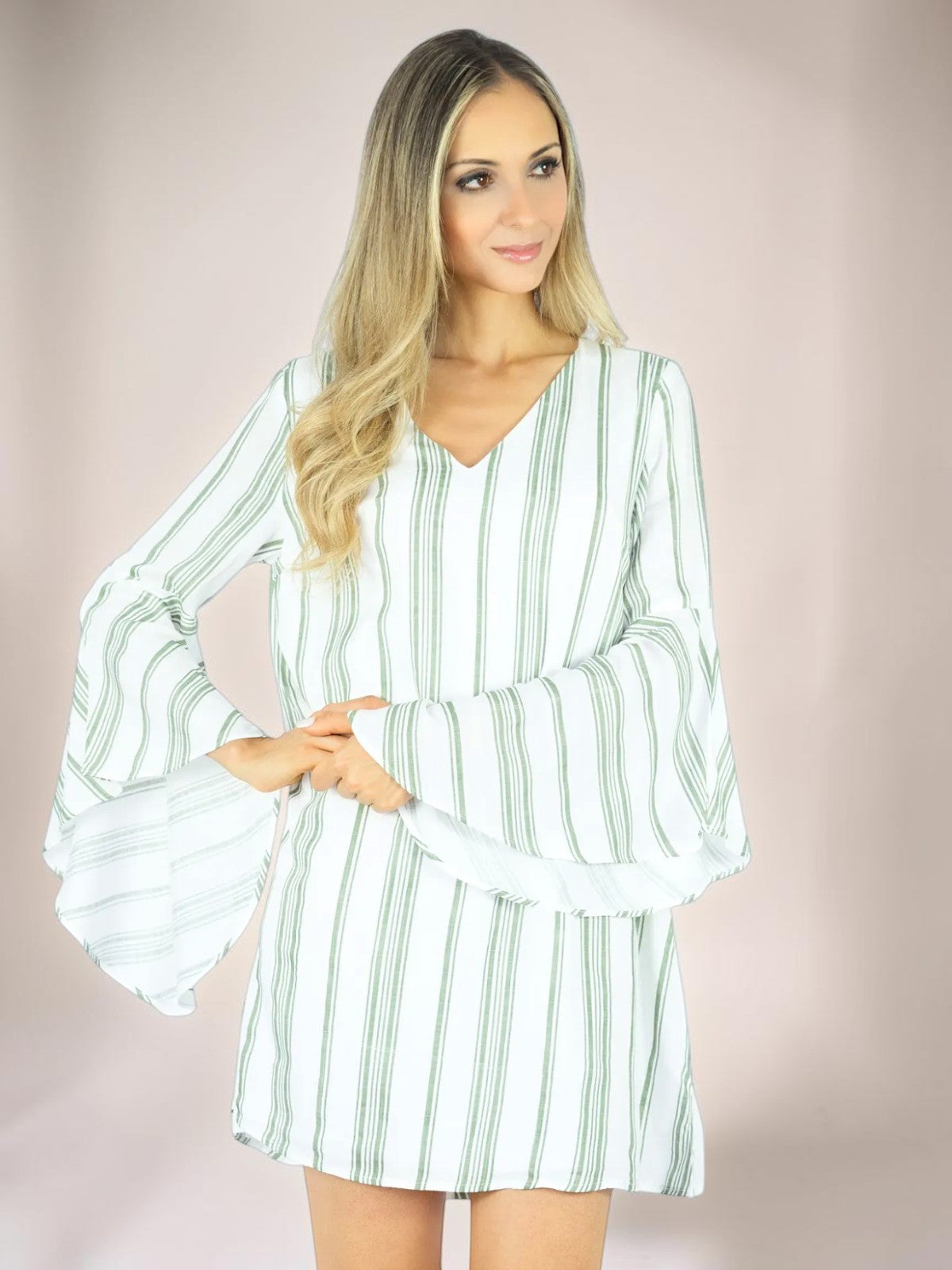 Vestido Liage Curto Listrado Manga Comprida Decote V Listras Finas Branco / Off-White e Verde