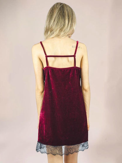 Vestido Liage Curto Liso Veludo Renda Alcinha Alça Vinho e Preto