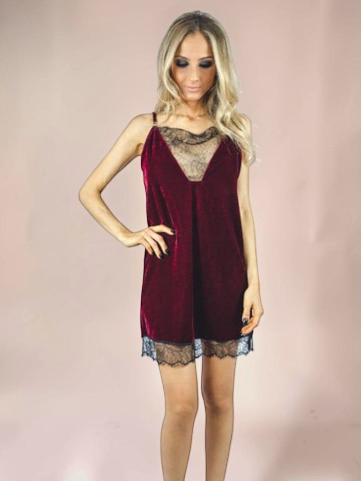 Vestido Liage Curto Liso Veludo Renda Alcinha Alça Vinho e Preto