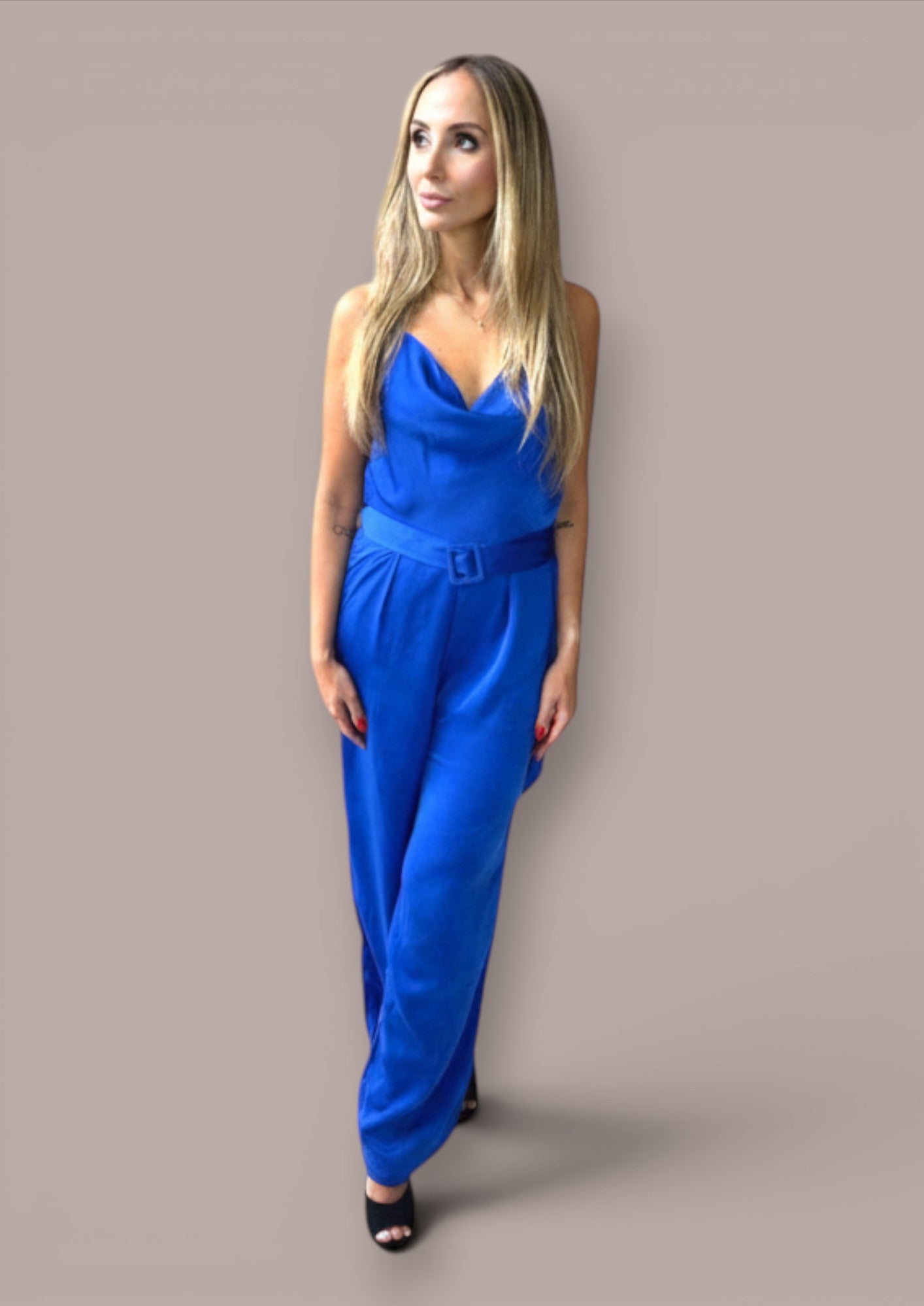 Macacão Liage azul royal em cetim, com decote drapeado, alças finas, cinto e calça pantalona. Ideal para festas.