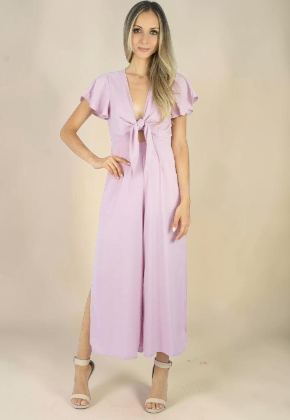 Macacão Liage Liso Pantacourt Manga Curta Decote Laço Fenda Lateral Transparencia Babado Chiffon Rosa Claro